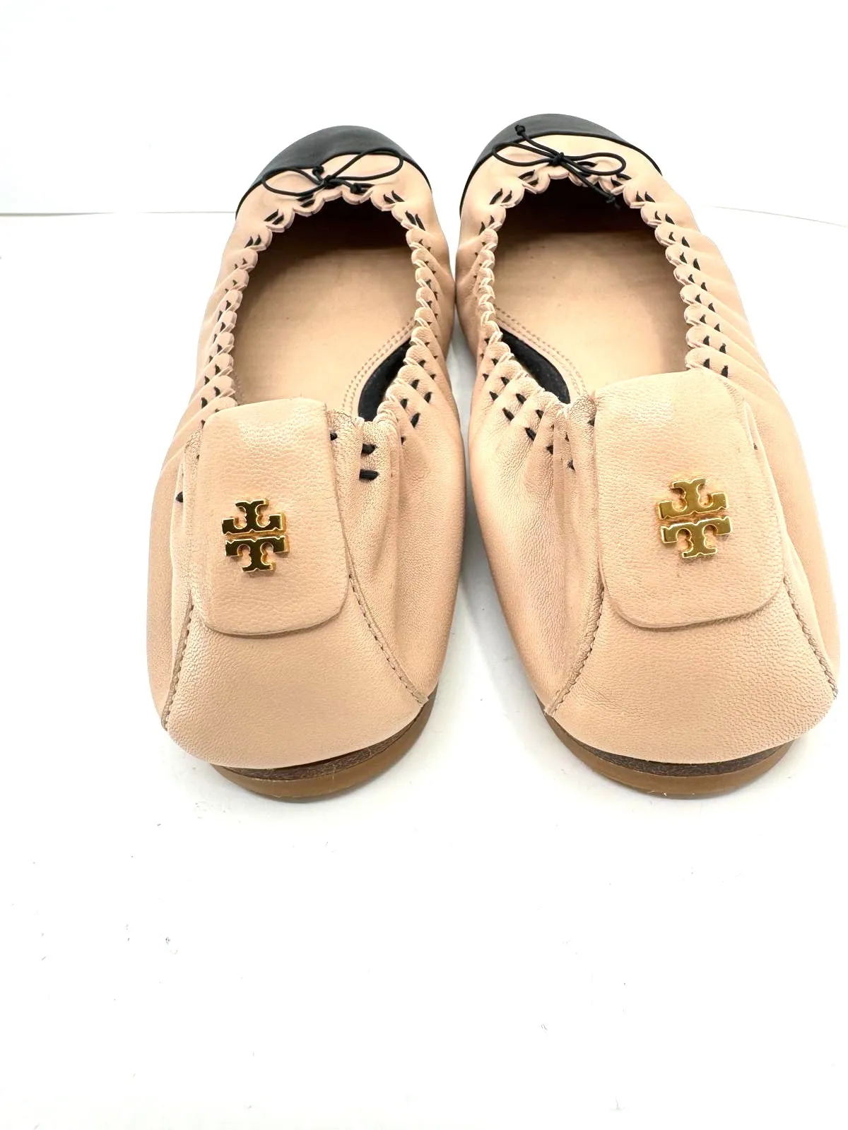 TORY BURCH SCALLOP ELASTIC BALLET FLATS IN GOAN SAND