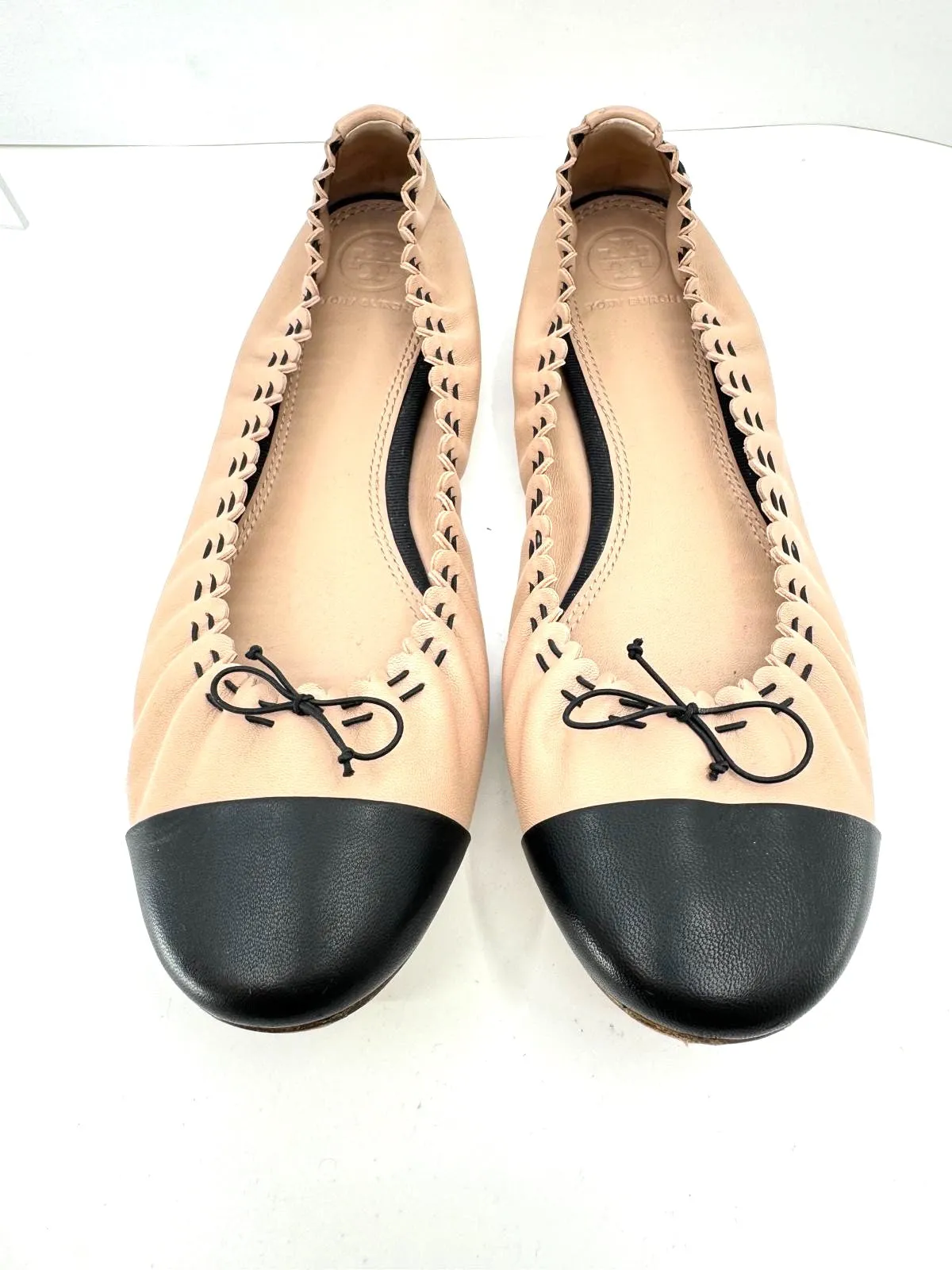 TORY BURCH SCALLOP ELASTIC BALLET FLATS IN GOAN SAND