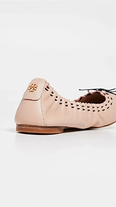 TORY BURCH SCALLOP ELASTIC BALLET FLATS IN GOAN SAND