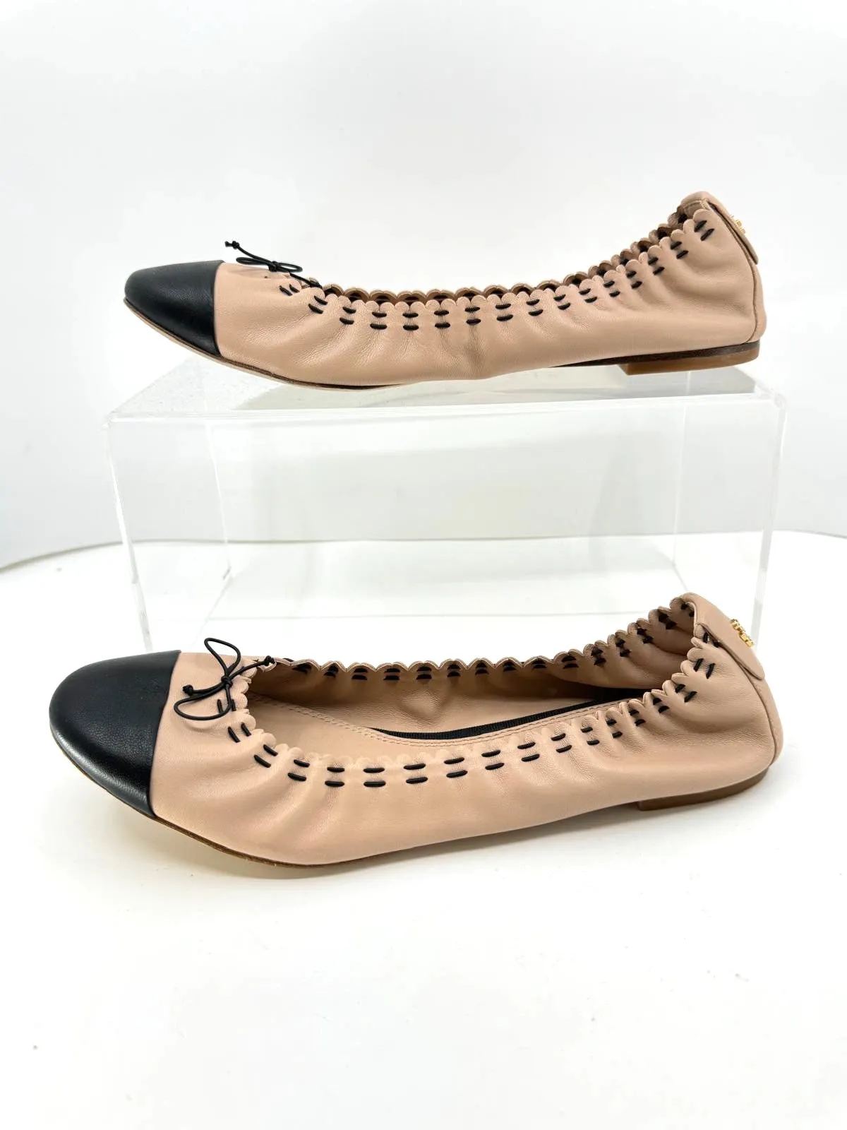 TORY BURCH SCALLOP ELASTIC BALLET FLATS IN GOAN SAND