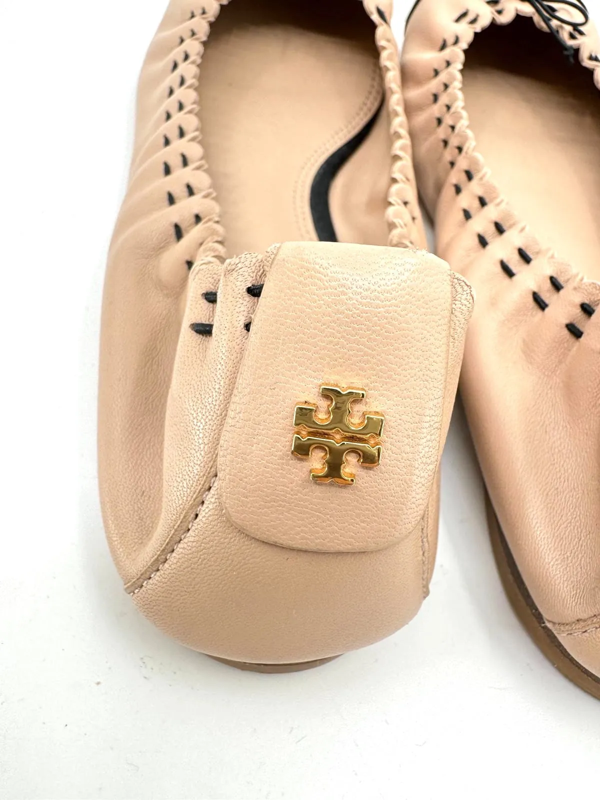 TORY BURCH SCALLOP ELASTIC BALLET FLATS IN GOAN SAND